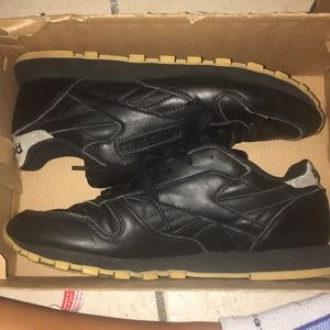 Classic Reebok’s size 7